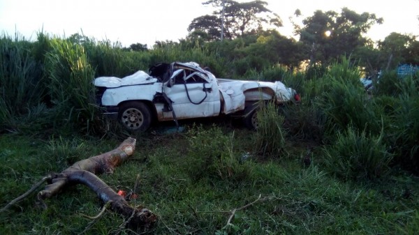 Un muerto deja fatal volcadura en Rodríguez Clara