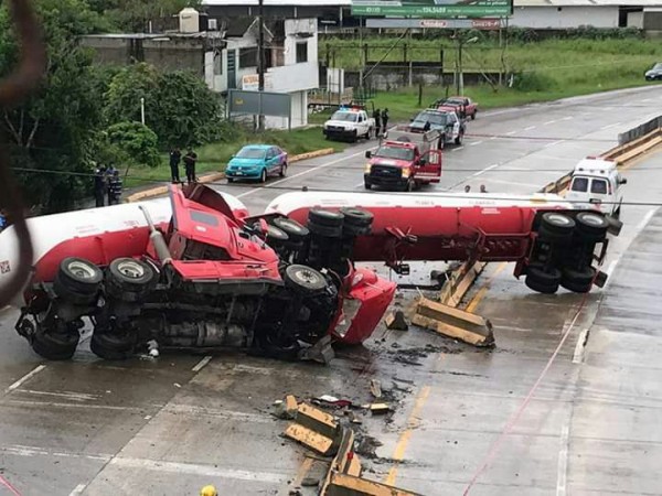 Espectacular volcadura de una pipa doble remolque en la México Tuxpan