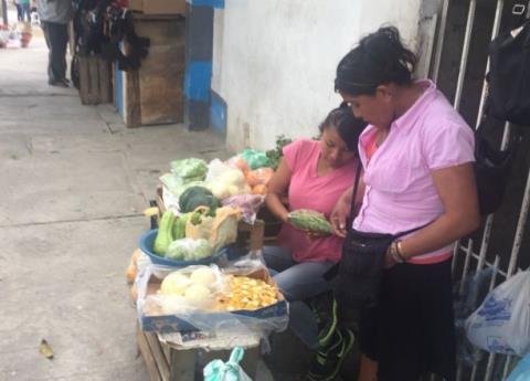 Invasión de ambulantes molesta a comerciantes de mercado de Tuxpan