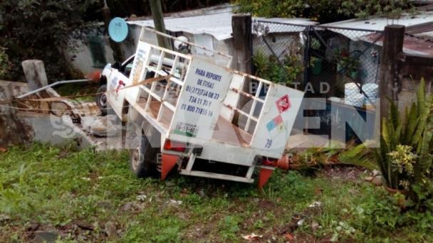 Cae a barranco camión cargado con pipas de gas