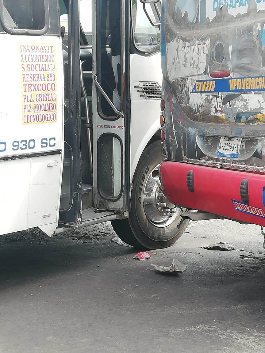 Choque entre dos urbanos deja solo daños materiales