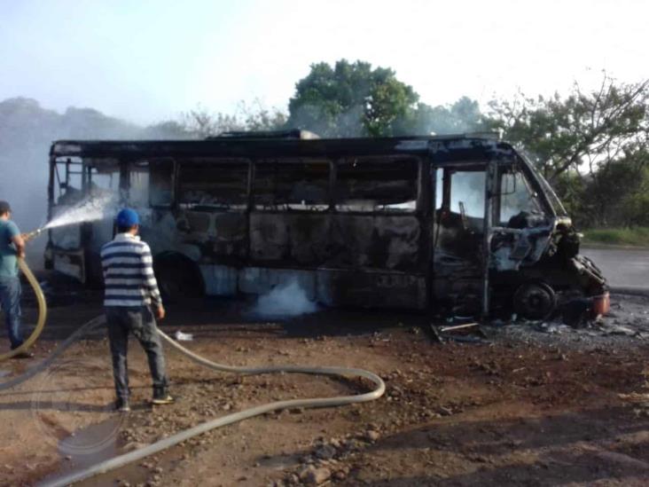 Autob S De Pasajeros Se Incendia Entre Catemaco Y Covarrubias