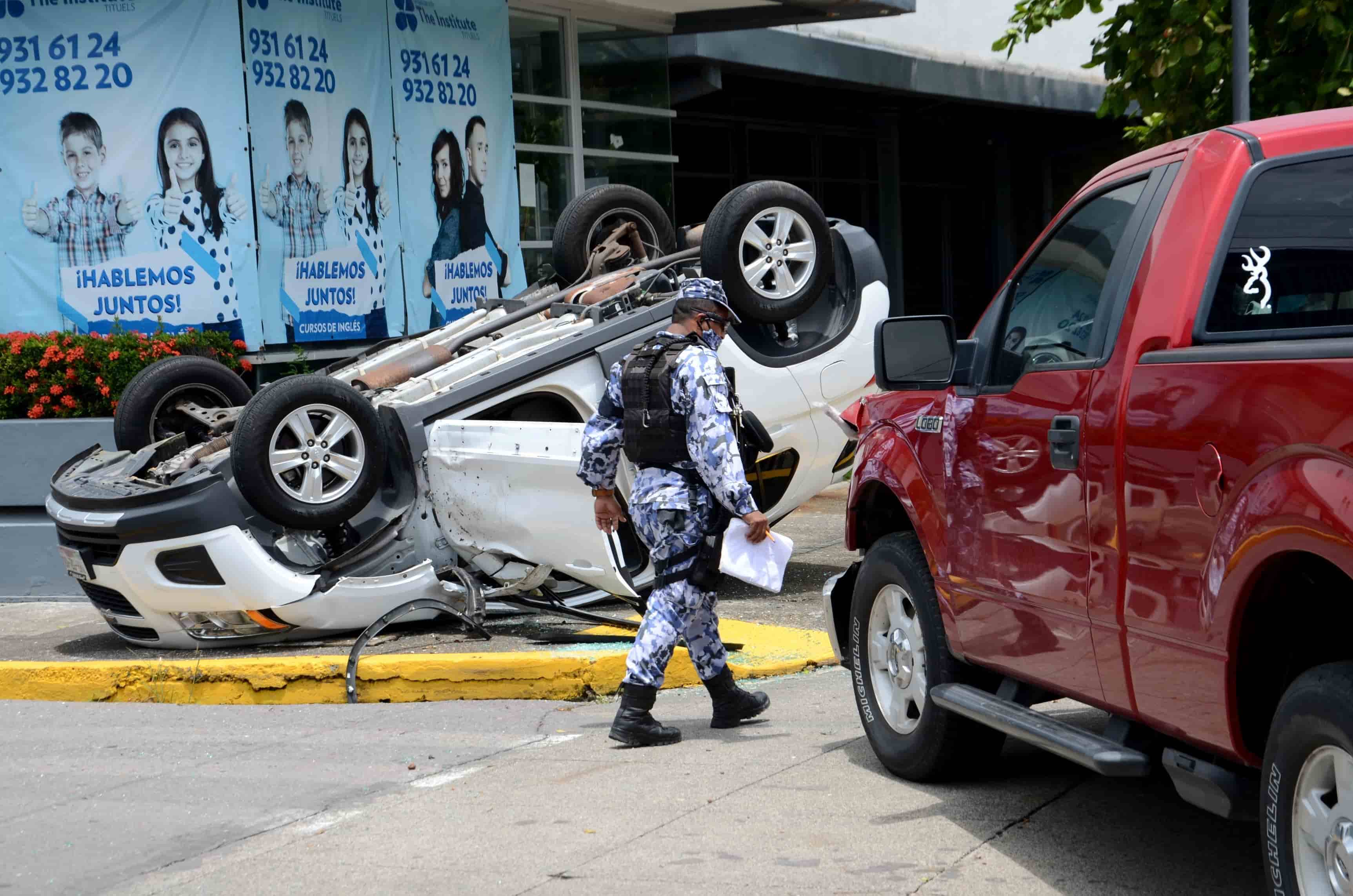 Volcadura Entre Dos Camionetas Deja Una Persona Herida Y Severos Da Os