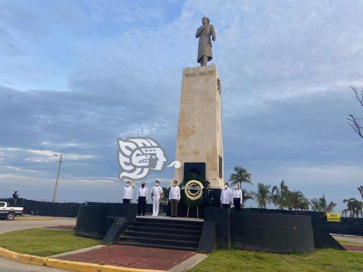 Colocan Ofrenda Floral En Monumento A Miguel Hidalgo