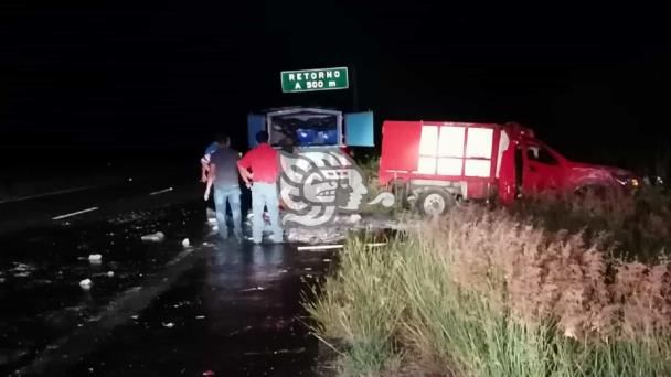 Vuelca Camioneta Cargada De Pescado En La Mina Acayucan