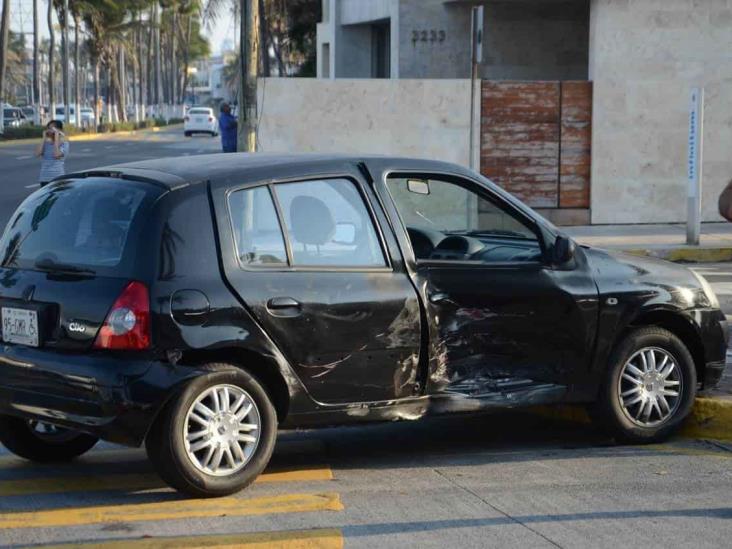 Par de vehículos colisionan en fraccionamiento de Veracruz