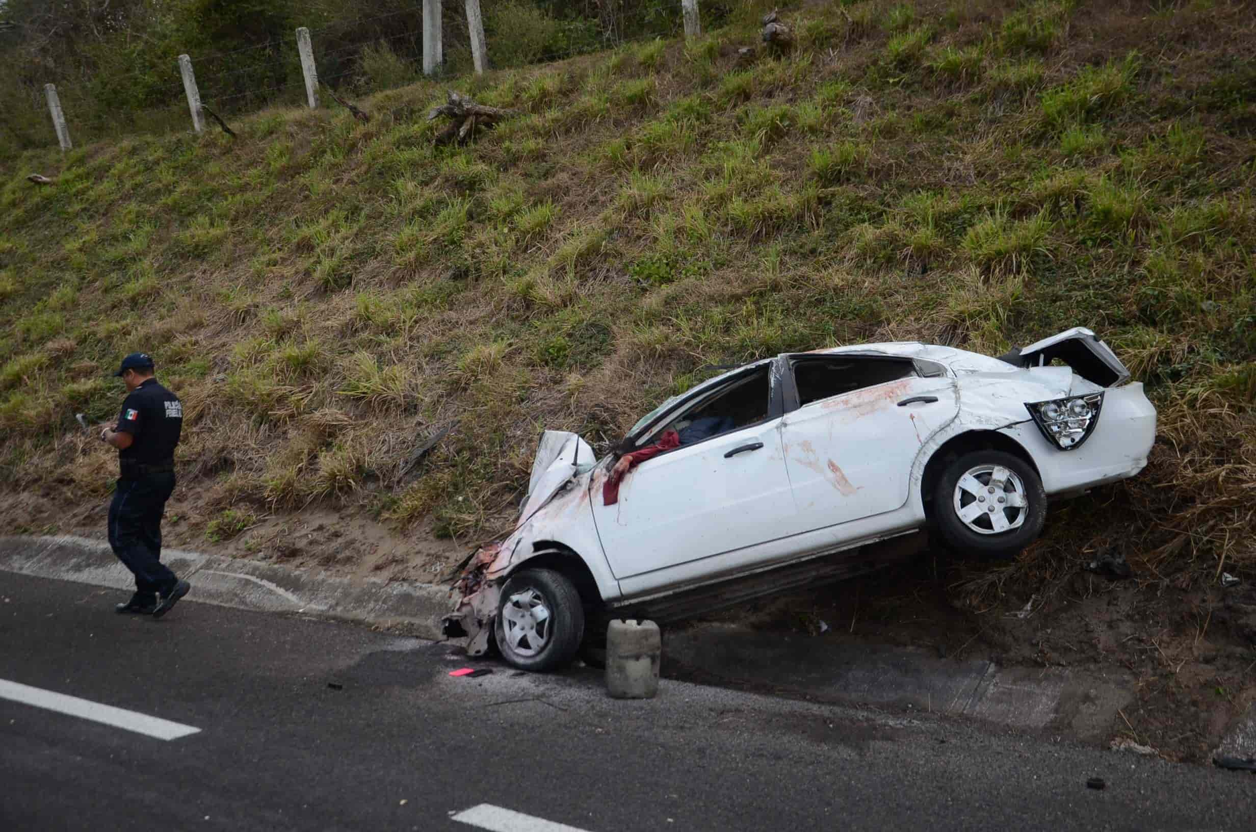 Vuelcan Y Pierden La Vida Dos J Venes En Carretera Veracruz Cardel