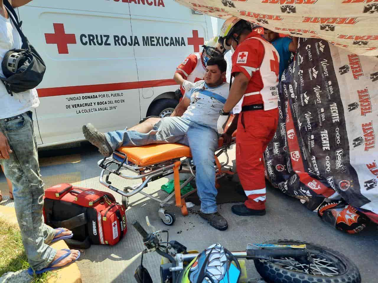 Choque entre motociclista y automóvil deja un herido en Veracruz