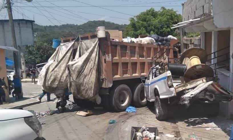 Cami N De Volteo Pierde El Control Y Se Impacta Con Camioneta