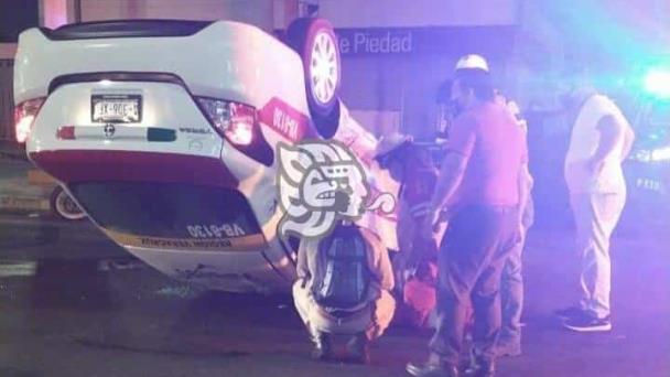 Se Registra Volcadura Entre Dos Taxis En Calles De La Colonia Formando