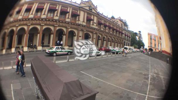 Con ataúd en plaza de Xalapa taxistas exigen devolución de 8 unidades