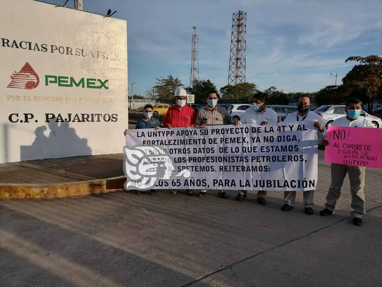 Petroleros se manifiestan piden a AMLO no modificar tiempo de jubilación