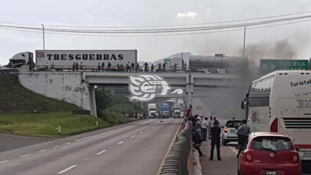 Desalojan a manifestantes que bloqueaban carretera de Amatlán