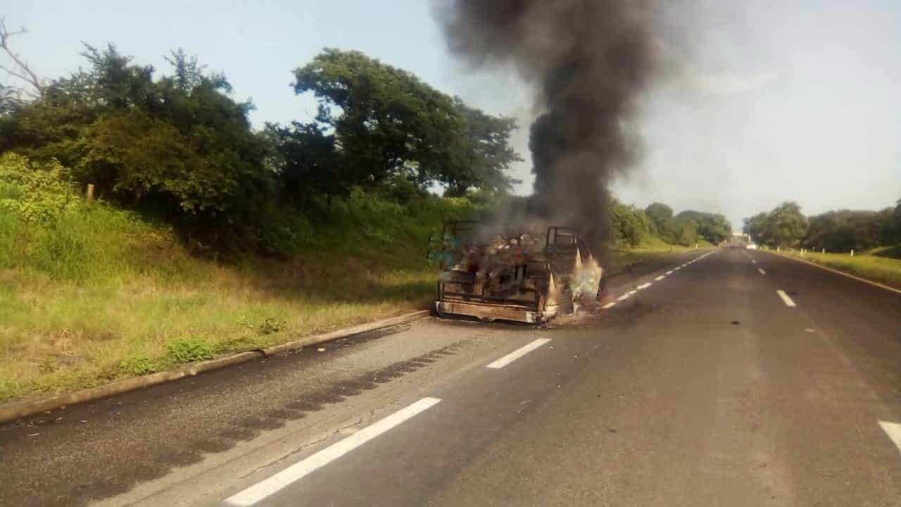 Se incendia camioneta sobre autopista Veracruz Córdoba