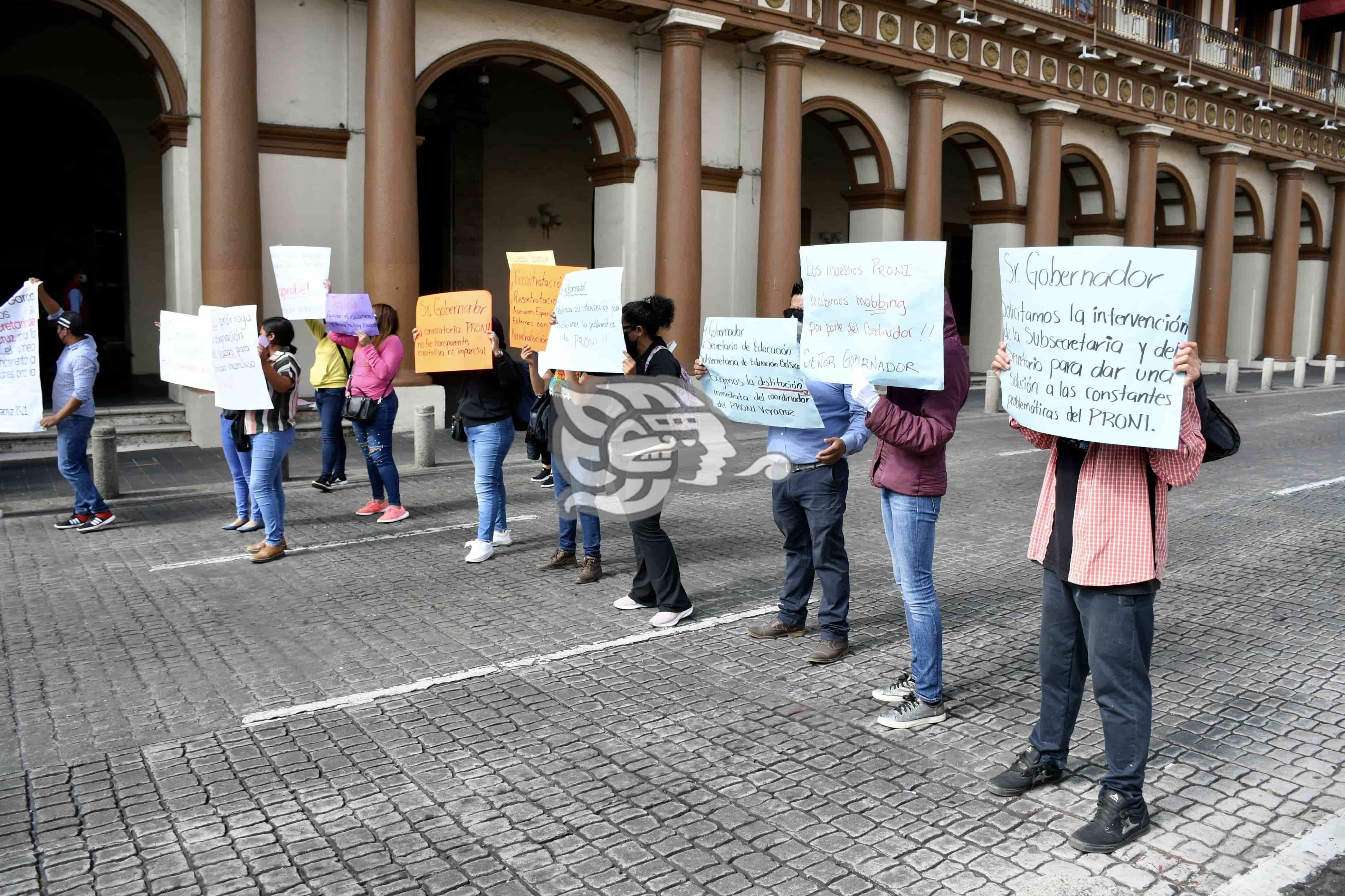 Docentes se manifiestan en Xalapa para exigir la asignación de plazas