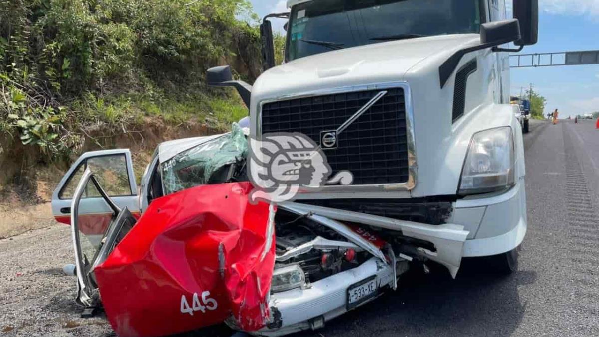 Se Salva Taxista De Agua Dulce Tras Chocar Contra Tr Iler En La Coatza