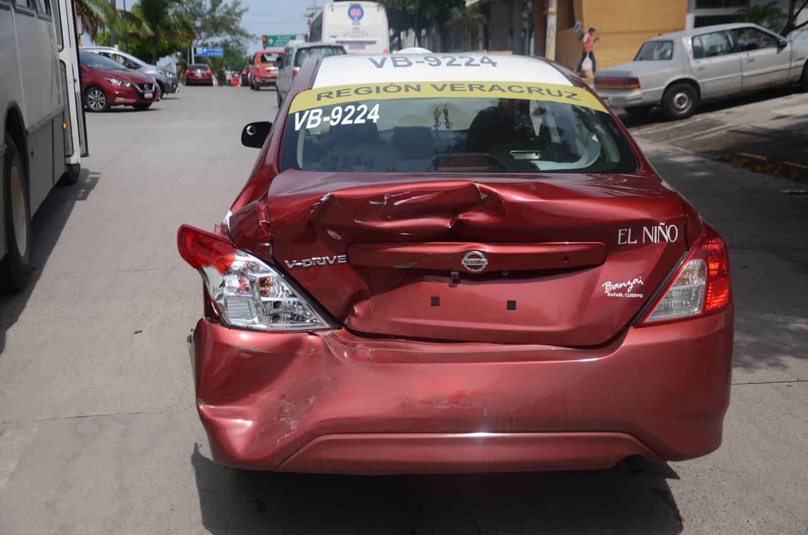 Choque entre dos unidades de servicio deja solo daños materiales en