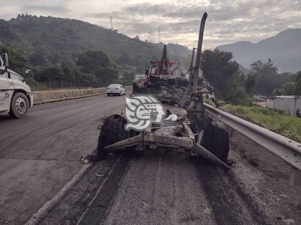 Se incendia tráiler cerca de Nogales roban mercancía pese al fuego