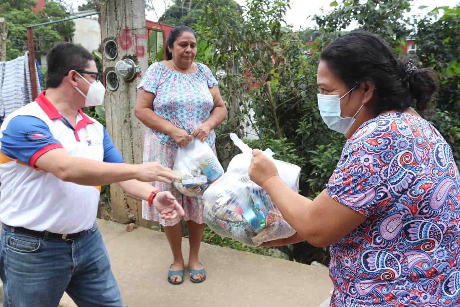 Sociedad de Pediatría de Xalapa entrega despensas a familias afectadas