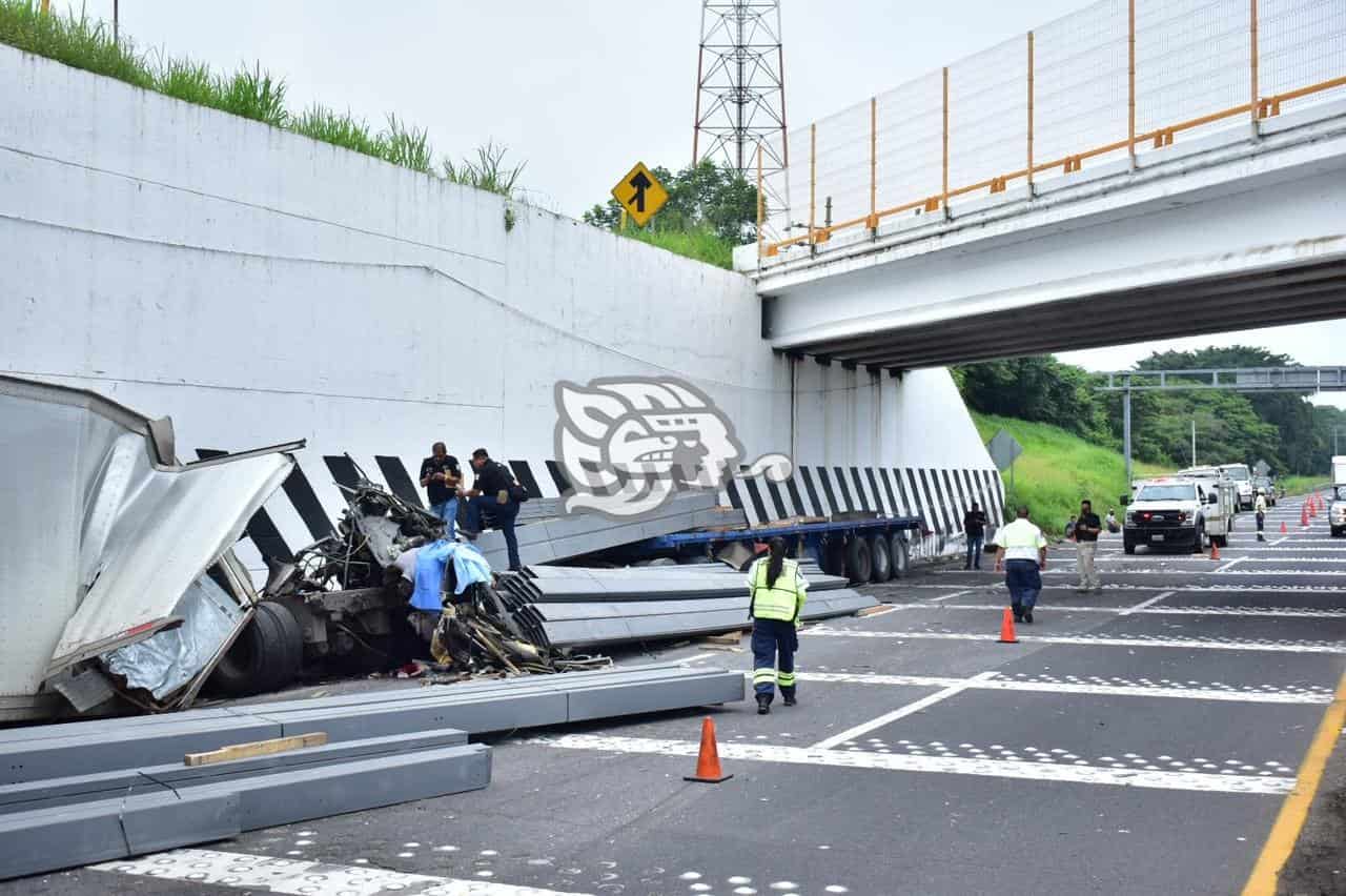 Muere Trailero Y Acompa Ante En Choque Sobre La Autopista En Acayucan