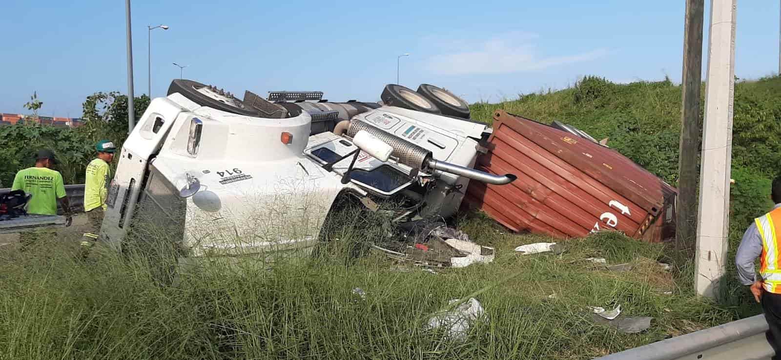 Tráilero queda prensado tras volcar sobre autopista Veracruz Cardel