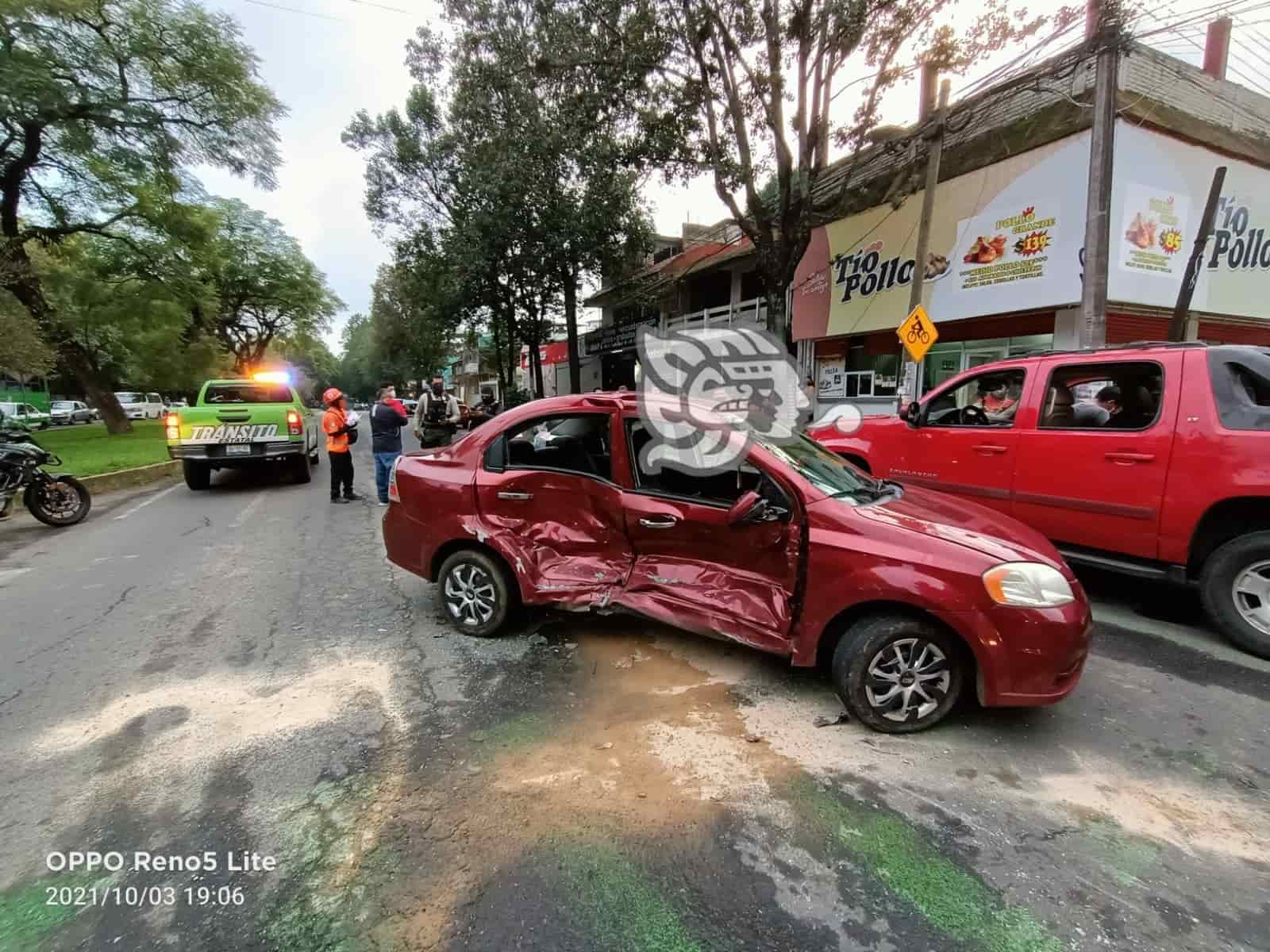 Accidente automovilístico deja dos lesionados en Xalapa