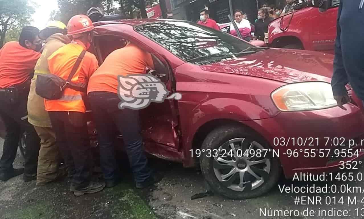 Accidente automovilístico deja dos lesionados en Xalapa