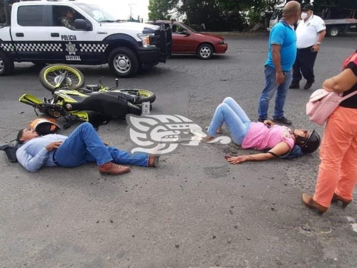 Pareja De Motociclista Resulta Lesionada Tras Ser Impactada Por Taxista