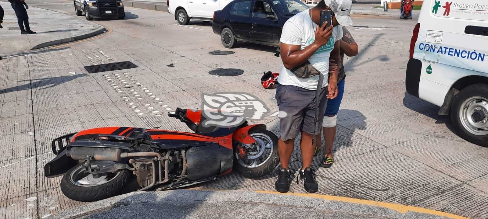 Choque entre motociclista y vehículo particular deja dos personas