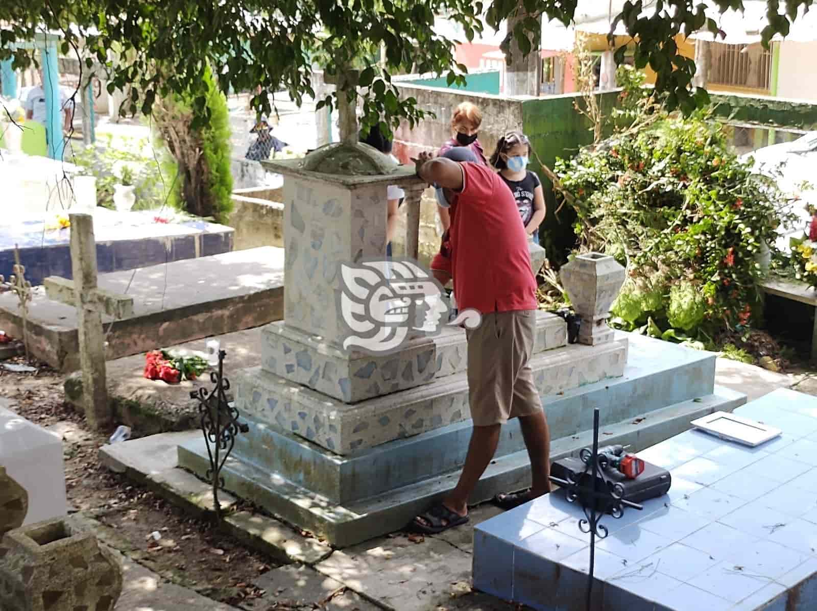 Mayor asistencia durante el 2 de noviembre en panteones de Moloacán