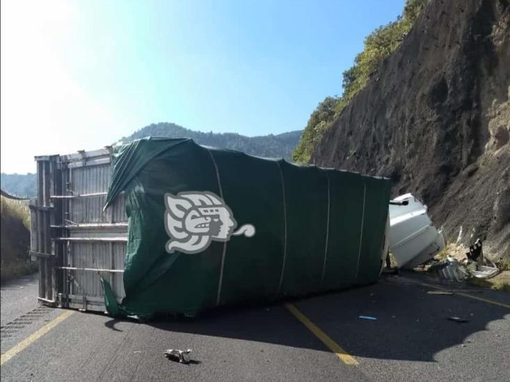 Vuelcan Camiones De Carga Tras Chocar En La Autopista Puebla Orizaba