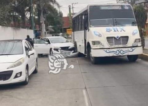 Autobús choca contra automóvil en avenida Rébsamen de Xalapa cierran