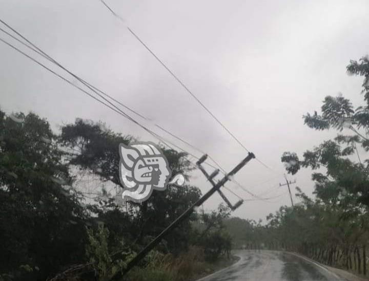 A punto de caer poste de concreto en Moloacán