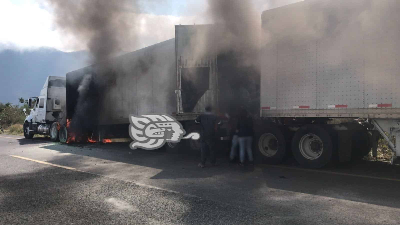 Se incendia tráiler en la Puebla Orizaba pobladores rapiñan la carga