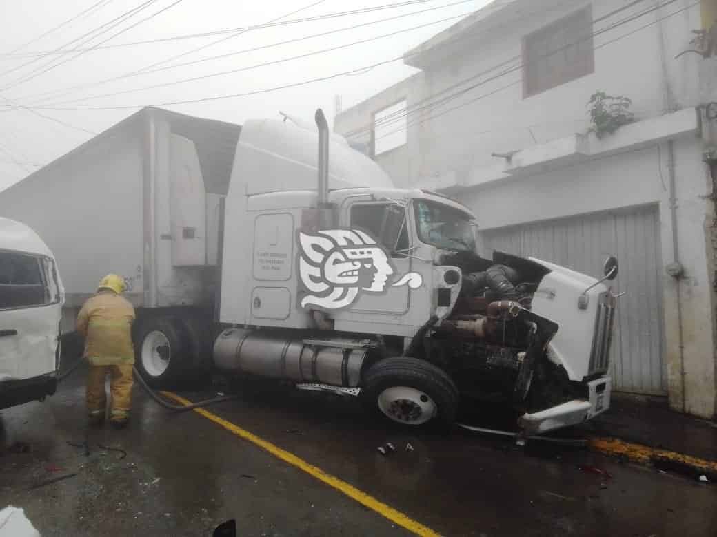 Tr Iler Sin Frenos Deja Al Menos Personas Heridas En Atzalan