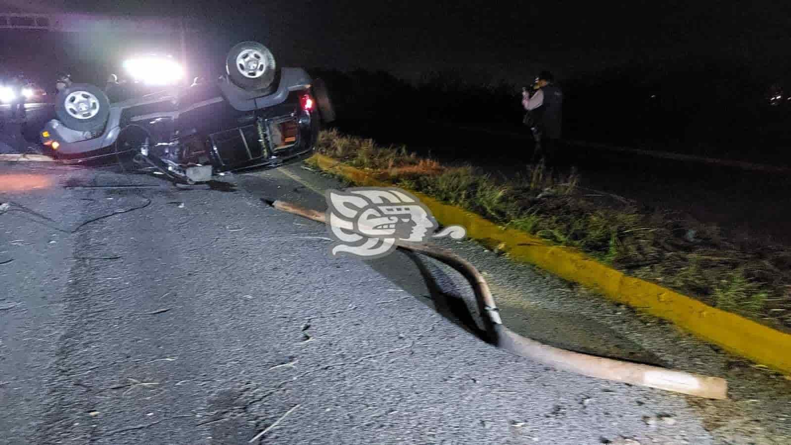 Camioneta se impacta contra luminaria sobre la autopista Córdoba Veracruz