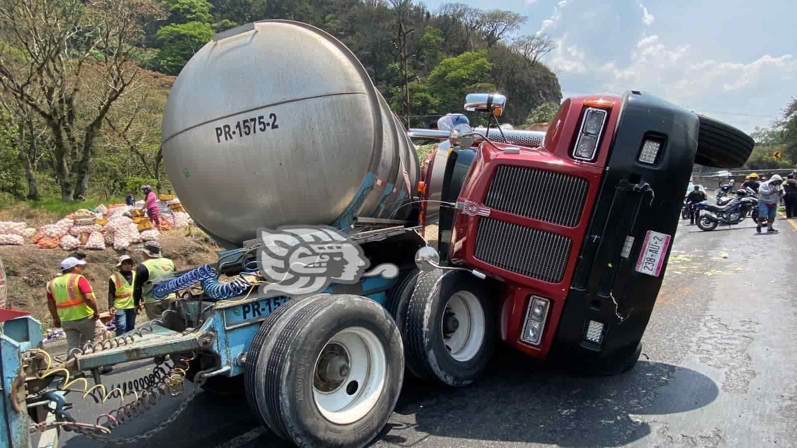 Vuelca camión cargado de frutas en Nogales se movilizan cientos de