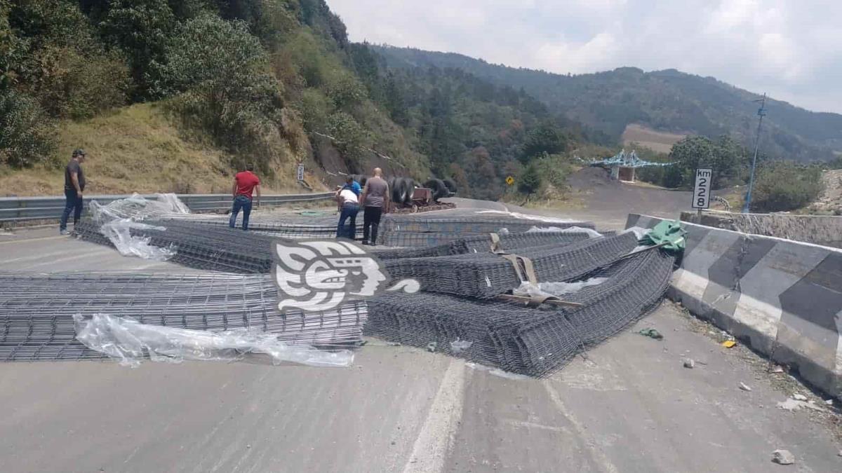 Tráiler cargado con malla metálica se accidenta en las Cumbres de Maltrata