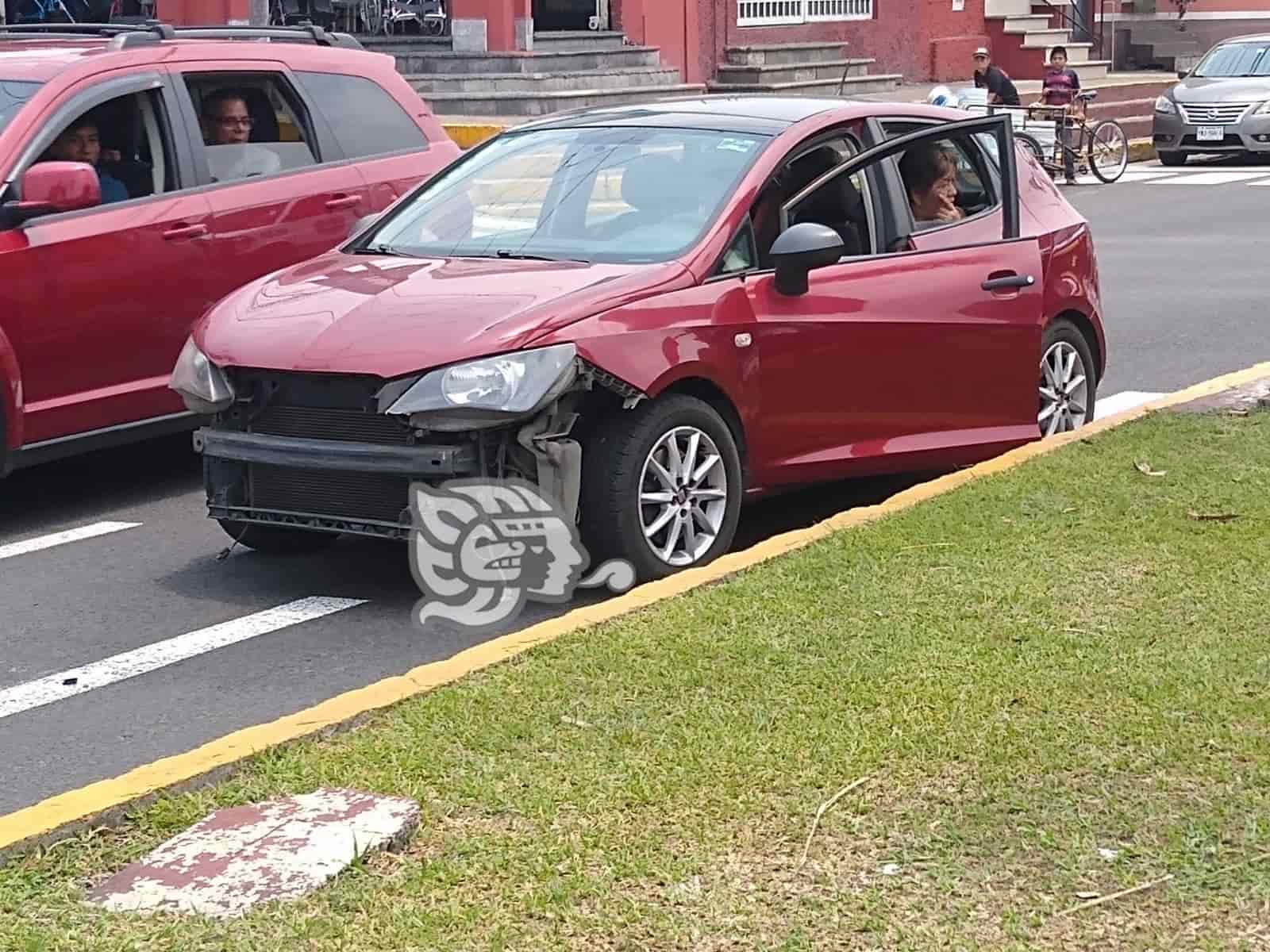 Falla en semáforo ocasiona choque entre motocicleta y auto en Orizaba