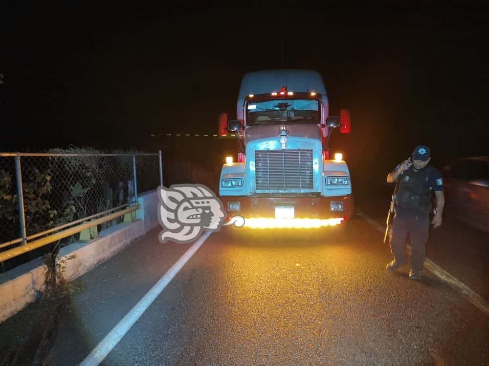 Automovilista intoxicado se impacta contra tráiler sobre la carretera