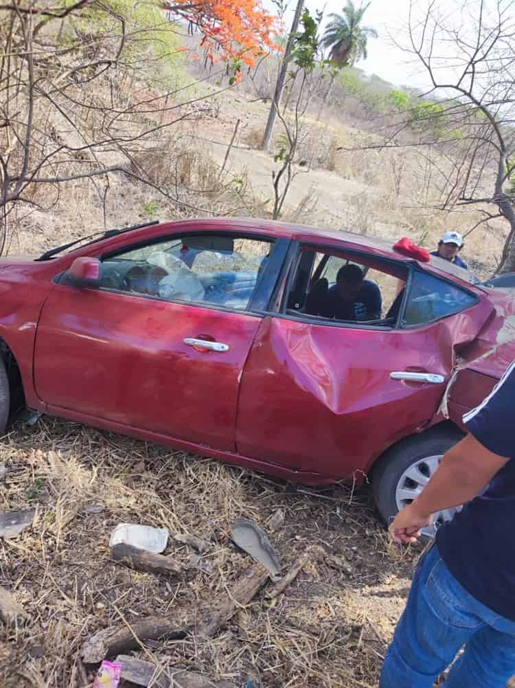 Automóvil se sale de la carretera en Puente Nacional deja una persona