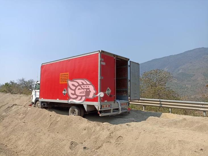 En la autopista Puebla Orizaba rapiñeros vacían camión de carga con