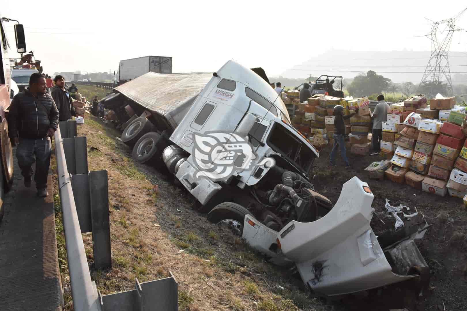 Vuelca tráiler cargado con plátano en la Córdoba Puebla rapiñeros se