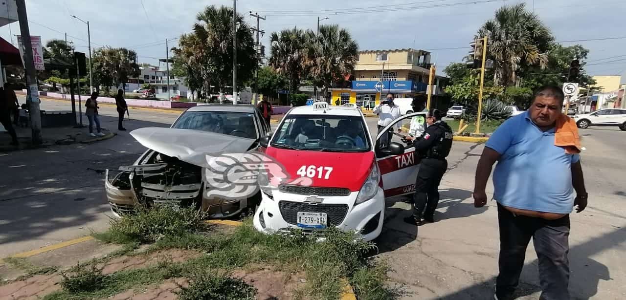 Fuerte Choque Entre Auto Particular Y Taxi En Coatzacoalcos