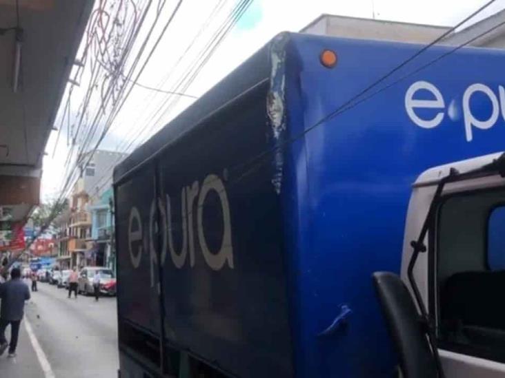 Cami N Repartidor De Agua Derriba Poste De La Cfe En Calle P Pila De Xalapa