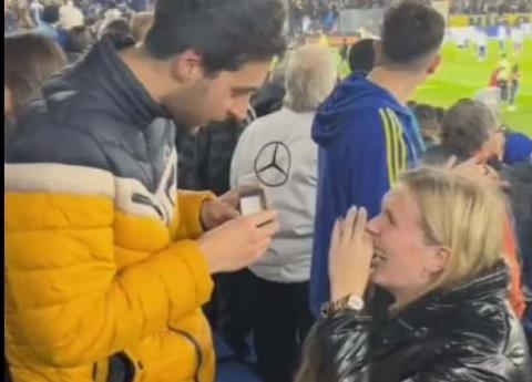 Mujer Le Pide Matrimonio A Su Novio En Partido Del Boca Juniors Video