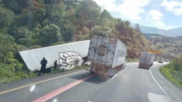 Volcadura de tráiler dejó cierre parcial en la autopista Puebla Orizaba