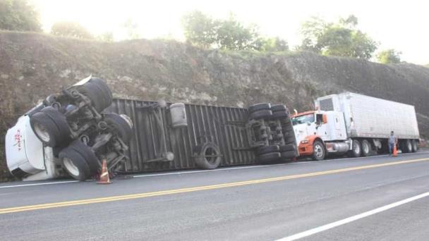 Falla mecánica provoca accidente de tráiler en autopista Totomoxtle