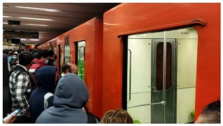 Muere Persona Que Se Arroj A Las V As Del Metro En La Cdmx