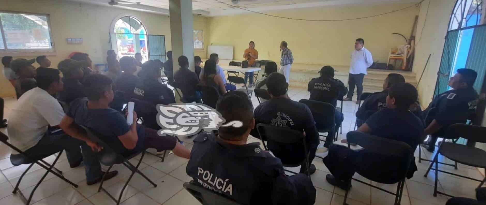 Capacitan a policías de Soteapan sobre derechos humanos